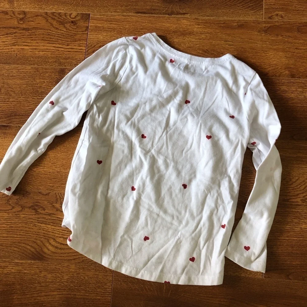 Old Navy white heart print long sleeve softest tee in size S (6-7)